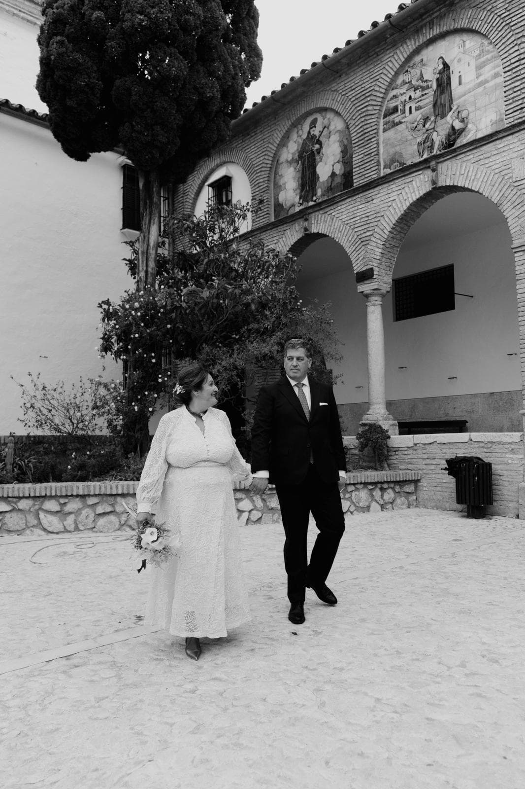 Pareja de novios en el campo — BodasConManu